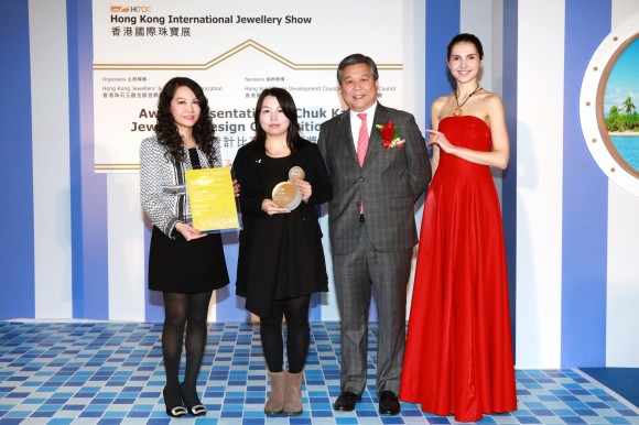 香港贸易发展局珠宝业咨询委员会主席冼雅恩先生(右二)颁发奖项予 六福集团执行董事兼副总经理王巧阳小姐(左一)及得奬设计师关裕婵小姐(左二)