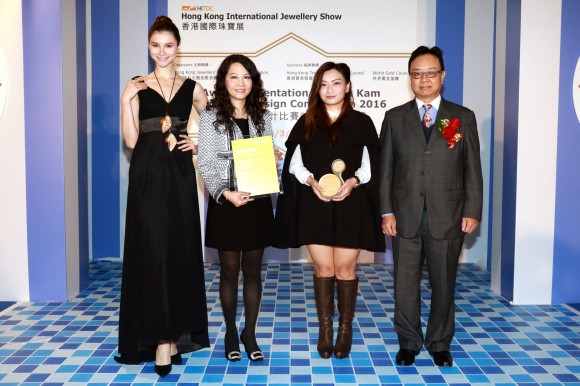 香港宝石学协会主席周家强先生(右一)颁发奖项予 六福集团执行董事兼副总经理王巧阳小姐(左二)及得奬设计师朱慧安小姐(右二)