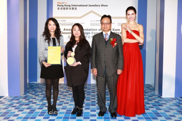 香港宝石学协会主席周家强先生 (右二)颁发奖项予 六福集团执行董事兼副总经理王巧阳小姐(左一)及得奬设计师刘林会小姐(左二)